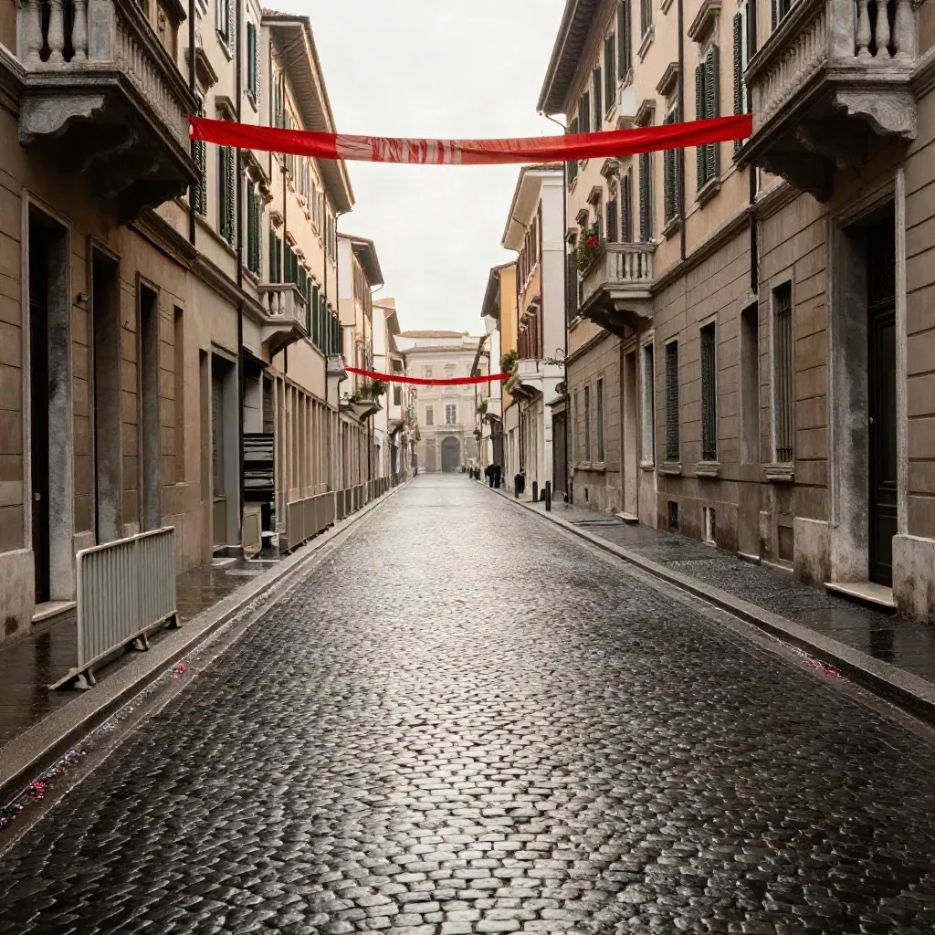 Via del Corso bagnata con festoni e facciate romane in prospettiva diagonale